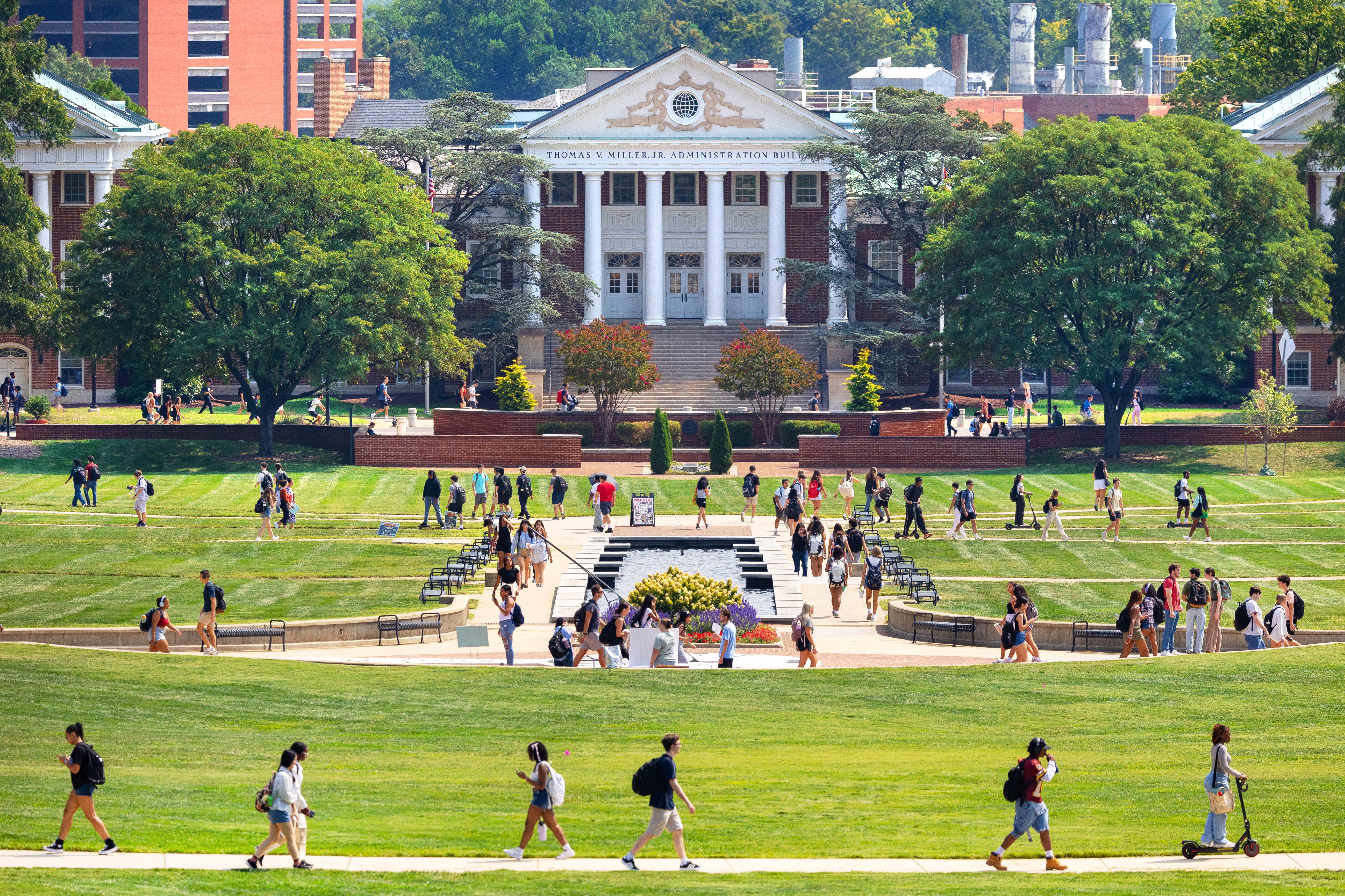 Photograph of the campus mall on the first day of class 